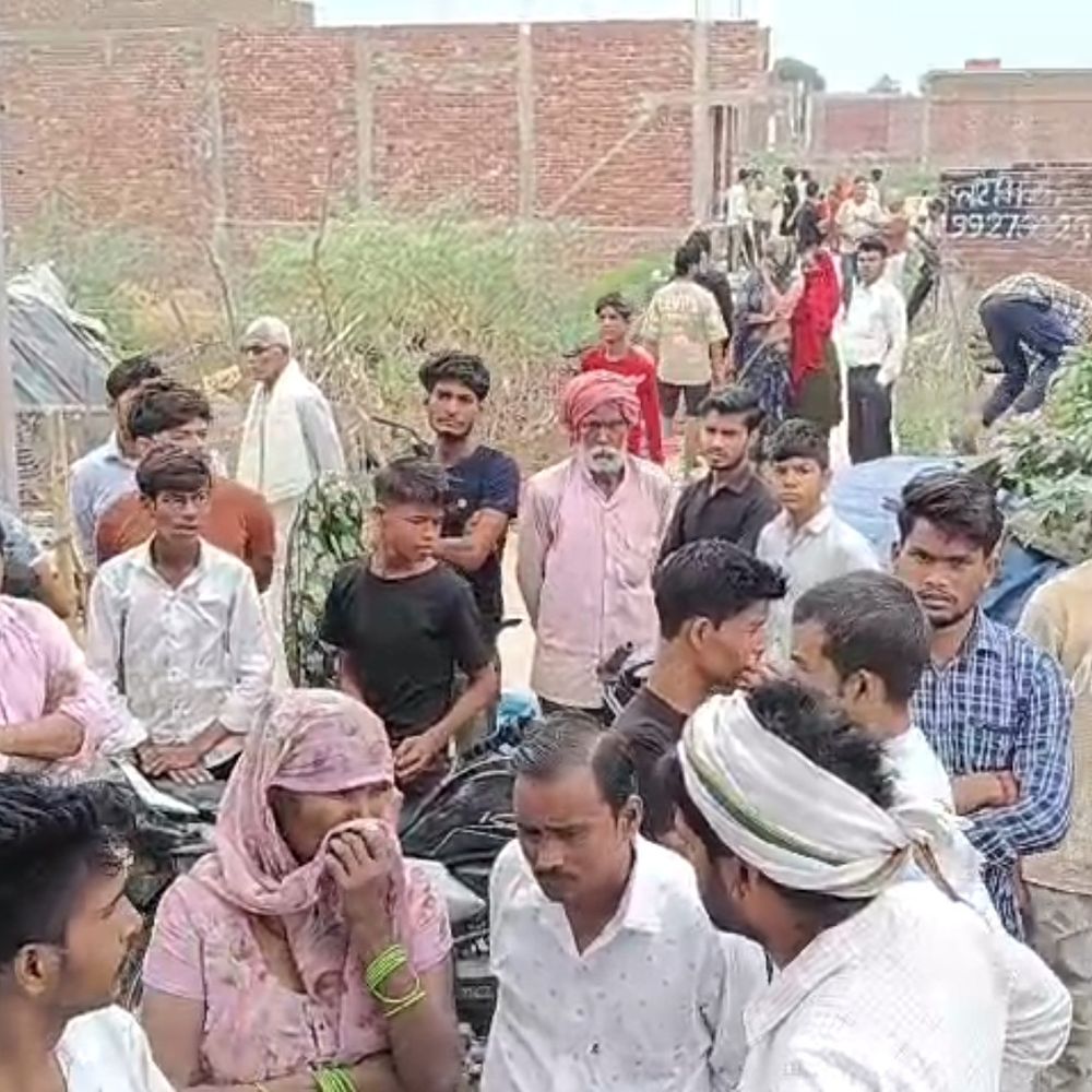 फिरोजाबाद में महिला ने फांसी लगाकर की आत्महत्या:छह बच्चों की मां का शव पंखे से लटका मिला, गृह कलह की आशंका