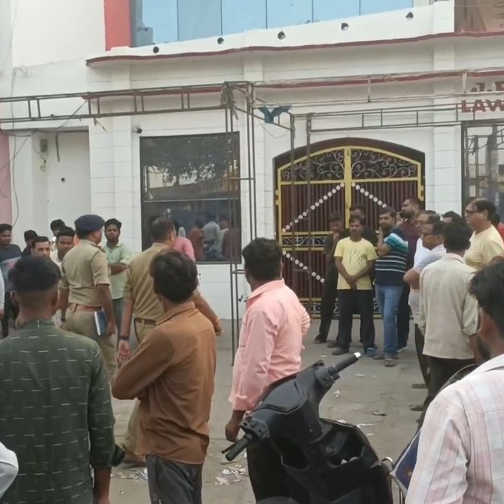 बिलसंडा में व्यापारी की दिनदहाड़े हत्या:व्यापारियों व परिजनों ने किया प्रदर्शन, 24 घंटे में गिरफ्तारी की चेतावनी