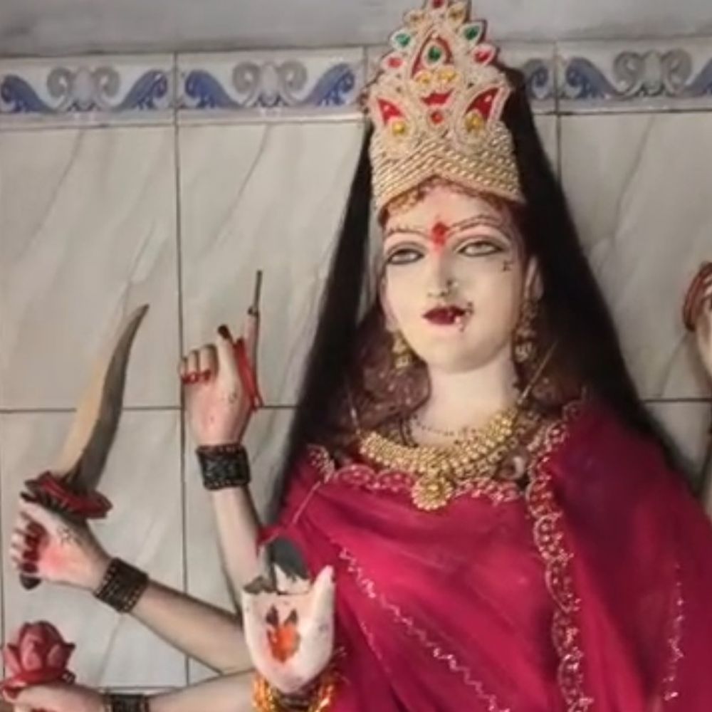 अयोध्या के मिझौड़ा मंदिर पर गिरी आकाशीय बिजली:मां दुर्गा सहित कई प्रतिमाएं क्षतिग्रस्त, 2005 में हुई थी स्थापना