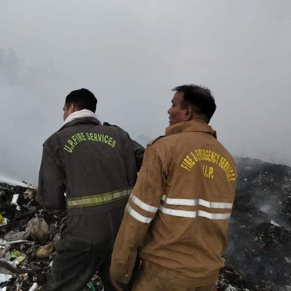 गाजियाबाद के मोदीनगर में डंपिंग ग्राउंड में लगी आग:फायर ब्रिगेड की चार गाड़ियों ने पाया काबू, हादसे के कारणों का नहीं चला पता