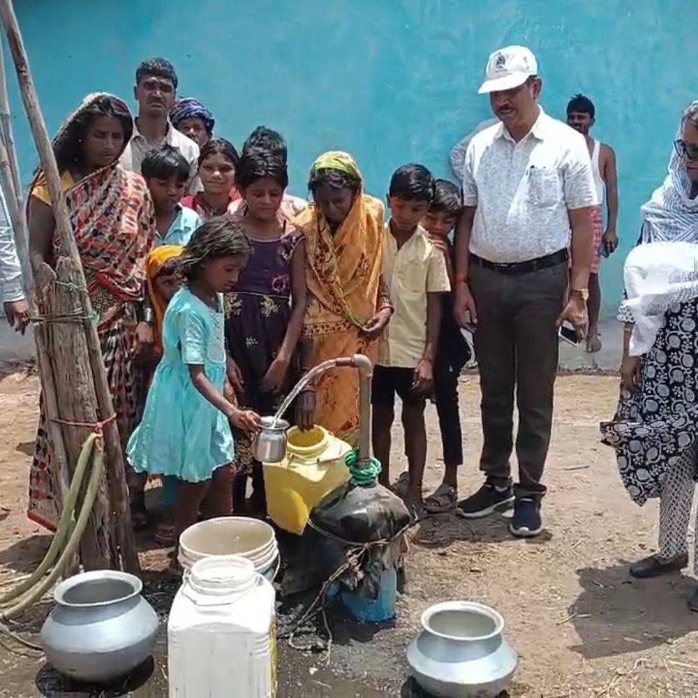 डिंडौरी कलेक्टर ने बेटियों को खुद पिलाया पानी:9 दिन से प्यासे गांव में नल-जल योजना शुरु; जनसुनवाई में गंदा पानी लेकर पहुंची थीं महिलाएं