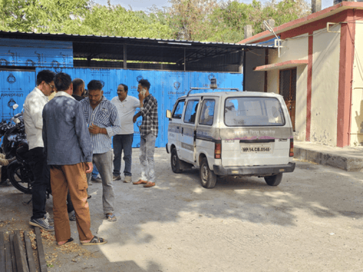तेज रफ्तार ट्रक की टक्कर से किसान की मौत:मंदसौर में आंगनवाड़ी कार्यकर्ता गंभीर घायल, हादसे के बाद ट्रक छोड़कर भागा ड्राइवर