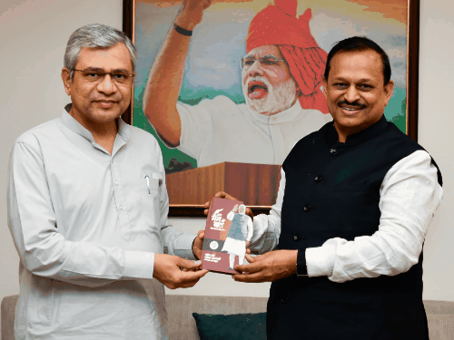 रेल मंत्री से मिले सांसद रमेश अवस्थी:दिल्ली से वाराणसी हाई स्पीड ट्रेन परियोजना में कानपुर को शामिल करने की मांग