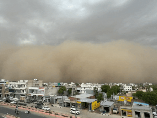 सीकर में रेत का बवंडर, दिन में अंधेरा छाया:ट्रैफिक बैरियर गिरे और होर्डिंग फटे, 70 किमी प्रति घंटे की रफ्तार से चली आंधी