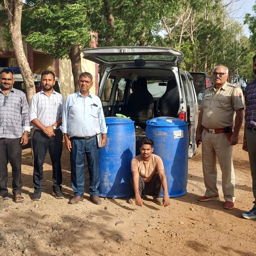 प्रतापगढ़ में 438 लीटर मिलावटी पेट्रोल जब्त:नीमच से आ रही गाड़ी से पकड़ा, एक गिरफ्तार; डीएसटी टीम की कार्रवाई