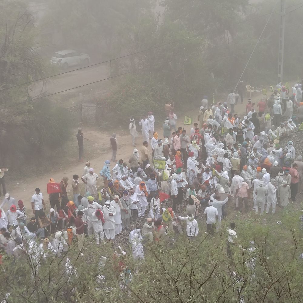 किसान रेलवे ट्रैक पर बैठे, गेहूं खरीद को लेकर आंदोलन:खरीद की अंतिम तारीख और लक्ष्य बढ़ाने की मांग