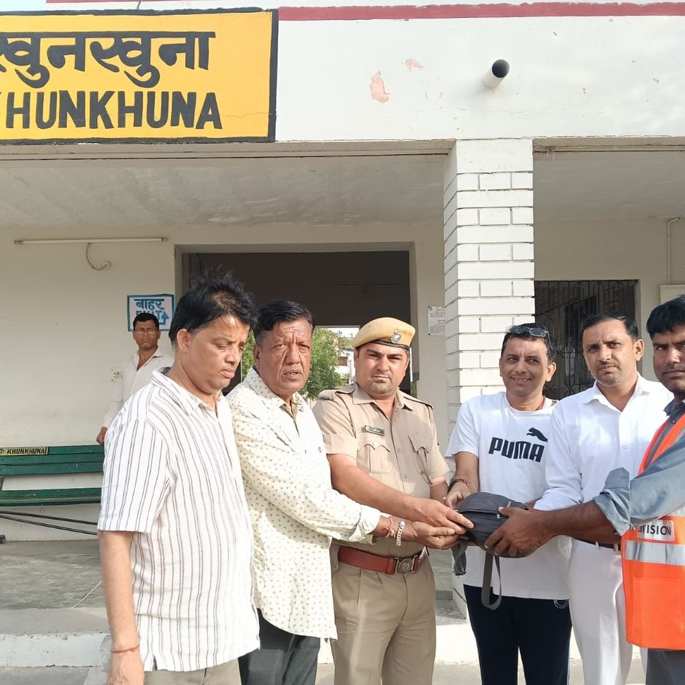 यात्री को वापस मिला नकदी-दस्तावेजों से भरा बैग:खुनखुना स्टेशन पर रेलवे कर्मचारियों ने लौटाकर कायम की ईमानदारी की मिसाल