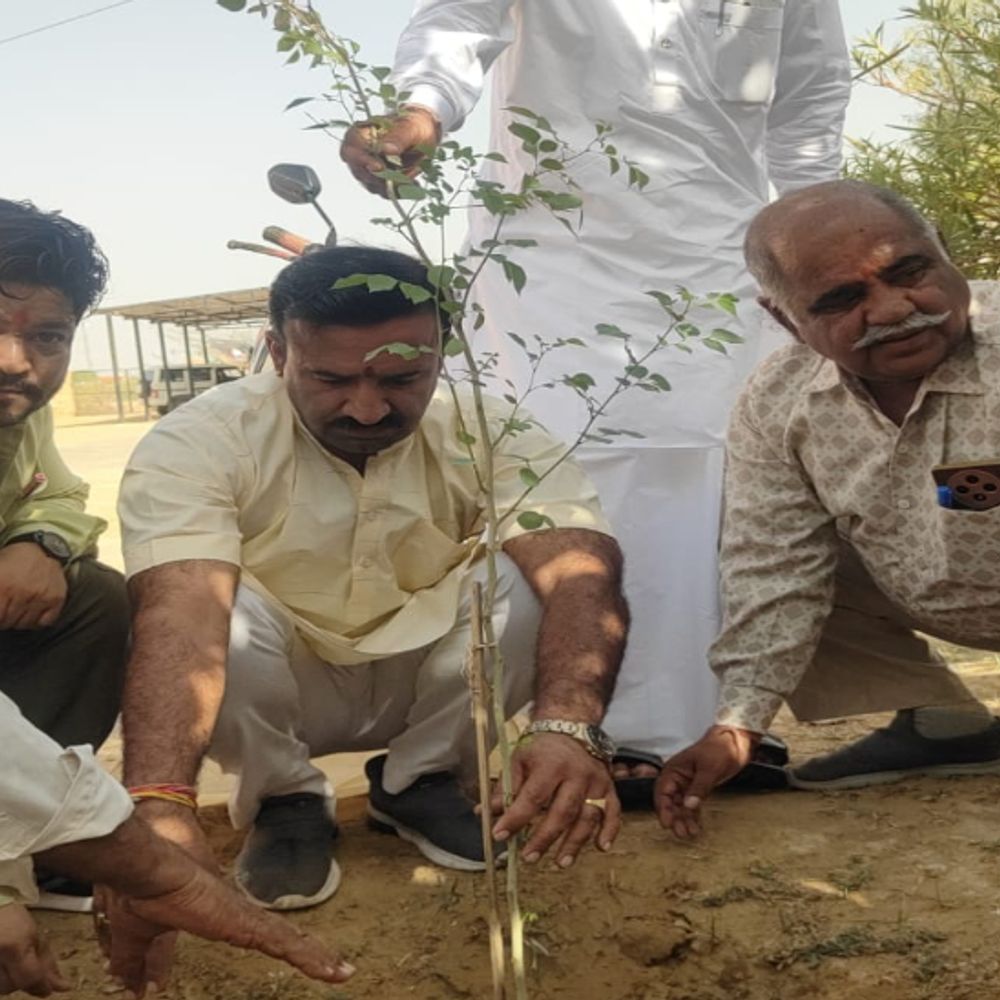 ग्रामीणों ने लिया पानी बचाने का संकल्प:देवा गांव में 'वंदे गंगा अभियान' के तहत तालाब पर किया श्रमदान, पक्षियों के लिए बांधे परिंडे
