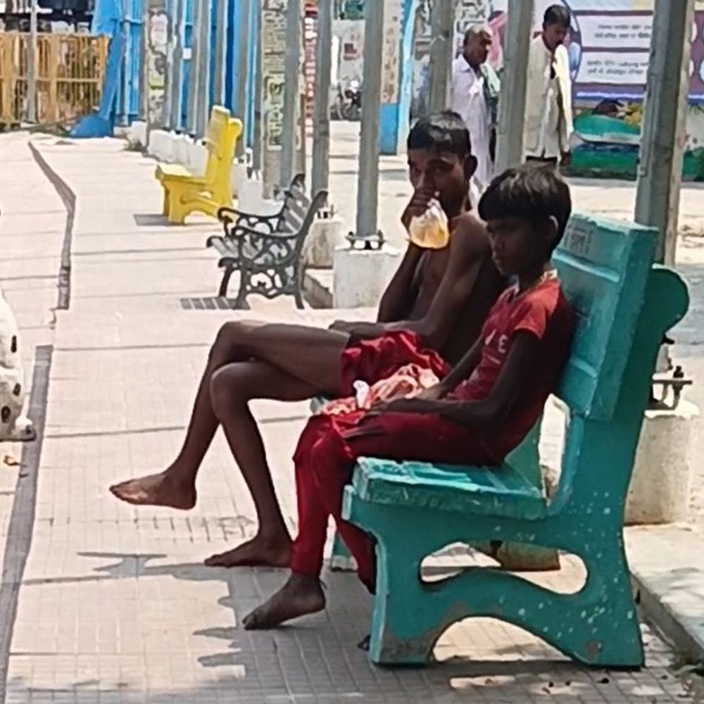 बेतिया में बच्चों में बढ़ा सुलेशन नशे का खतरा:सनफिक्स-बॉन्फिक्स की खुलेआम बिक्री, स्वास्थ्य पर गंभीर असर, जागरूकता की जरूरत