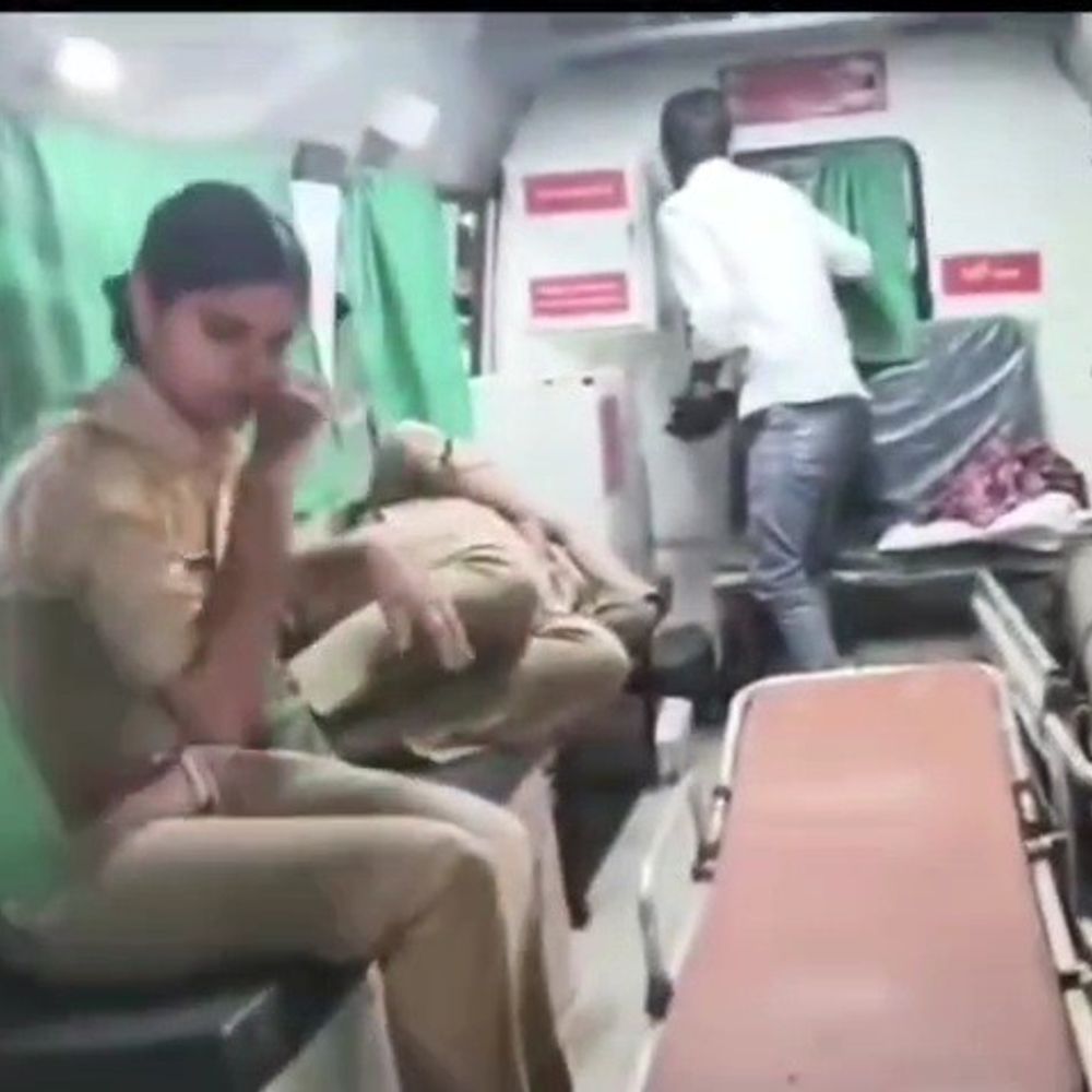 मथुरा में महिला पुलिसकर्मी की तबीयत बिगड़ी:भीड़ में ड्यूटी कर रही थी, सीने में दर्द होने पर अस्पताल में भर्ती