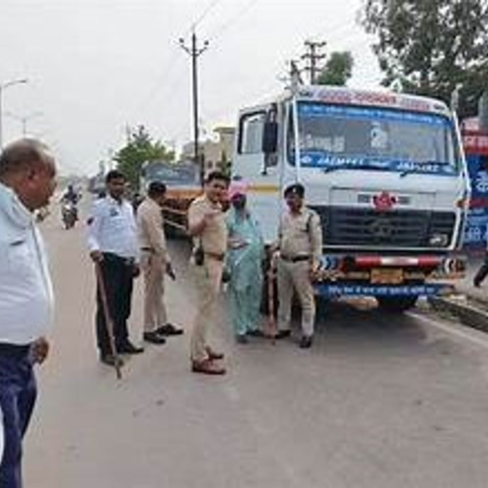 मुरादाबाद में 66 भारी वाहनों पर कार्रवाई:यातायात नियम तोड़ने पर 4.41 लाख रुपए का जुर्माना वसूला गया