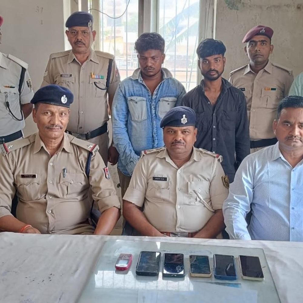 सीवान जंक्शन पर RPF की बड़ी कार्रवाई:3 शातिर अपराधी गिरफ्तार, 6 चोरी के मोबाइल व सोने का लॉकेट बरामद, सामान की कीमत 2 लाख रुपए