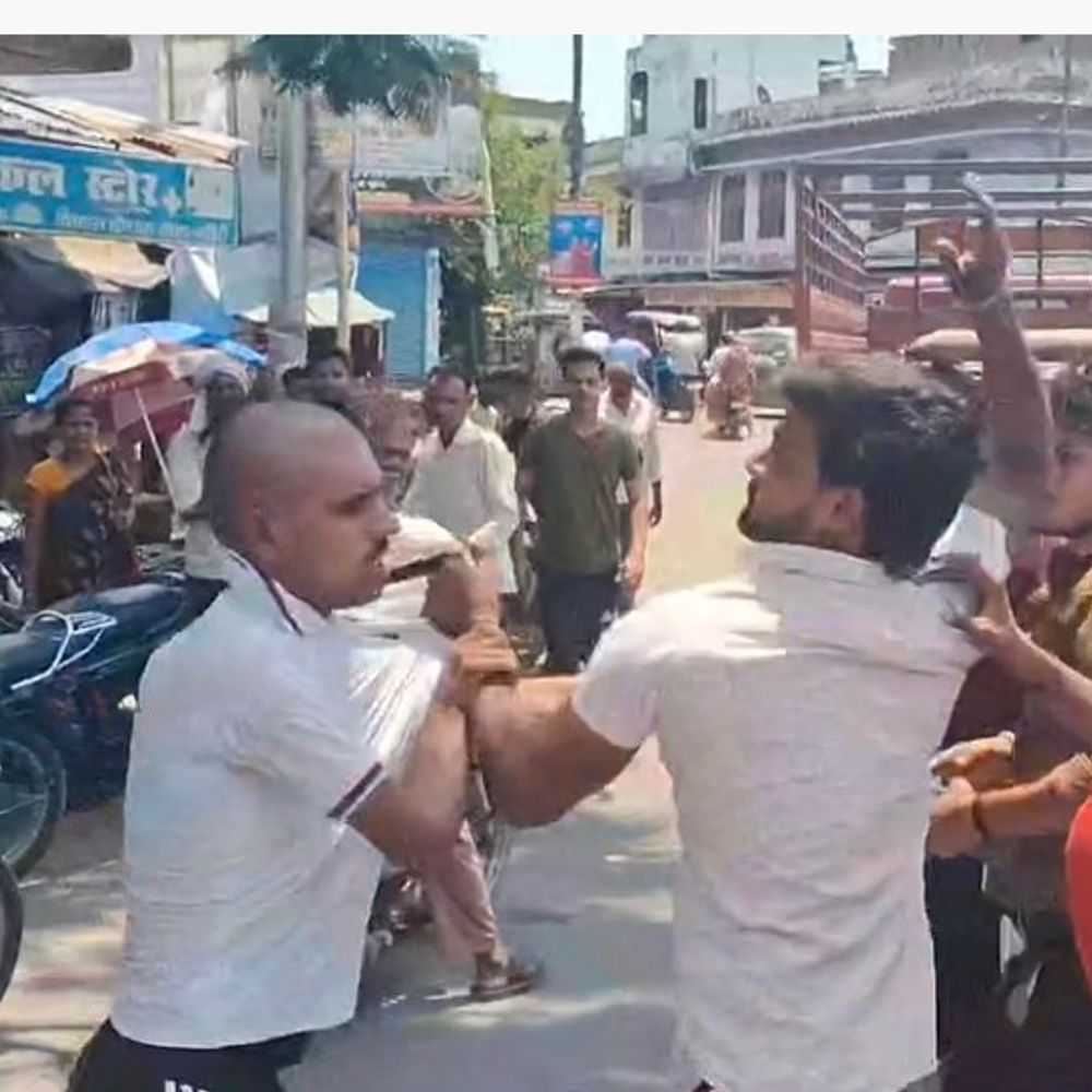 लखीमपुर के विकास चौराहे पर कार-ई-रिक्शा चालक भिड़े, VIDEO:सड़क पर विवाद के बाद मारपीट, 25 मिनट तक चला हंगामा