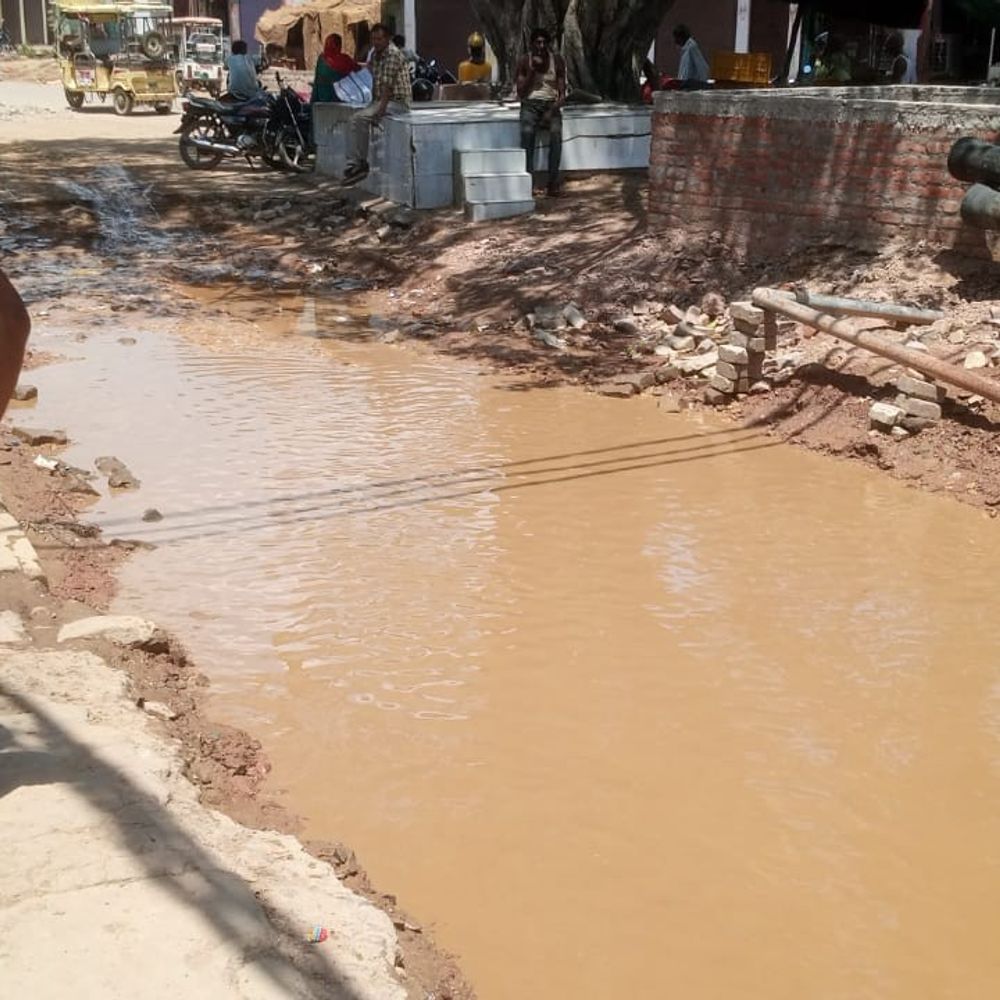 चित्रकूट में सड़क निर्माण से जलभराव और दलदल:वार्ड 20 में राहगीर गिरकर हो रहे घायल, ठेकेदार पर लापरवाही का आरोप