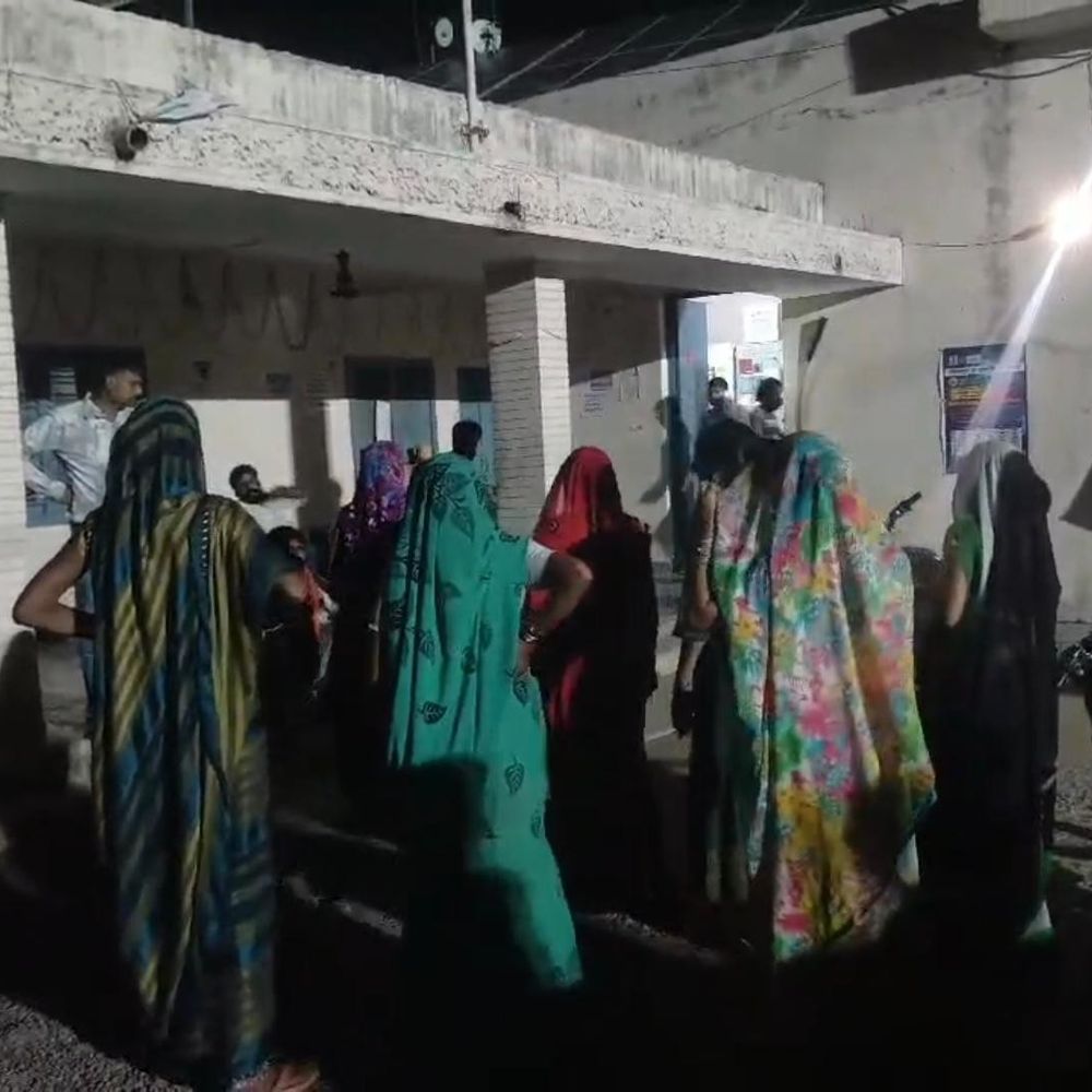 हमीरपुर में 48घंटे बिजली नहीं आई तो पावर-हाउस पहुंचीं महिलाएं:बिजली बहाली की मांग पर हंगामा, जेई और सभासद में नोकझोंक; पुलिस ने संभाला मोर्चा