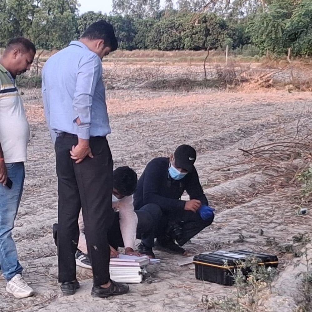 अजगैन में खेत में मिला किशोरी का शव:गांव से 500 मीटर दूर मिली बॉडी, रात में खाना खाने के बाद घर से निकली थी