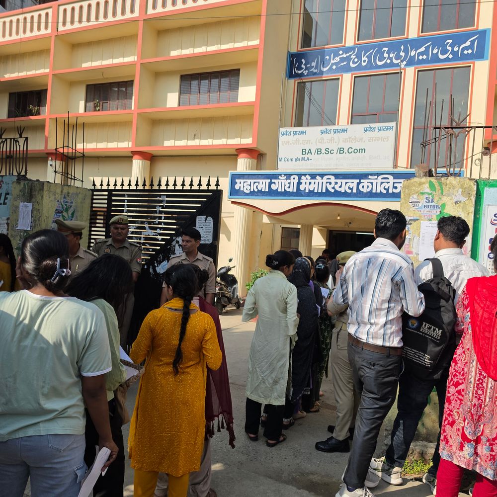 संभल में B.Ed प्रवेश परीक्षा, कड़ी सुरक्षा:चार केंद्रों पर 3,082 अभ्यर्थी, बायोमेट्रिक-सघन चेकिंग के बाद प्रवेश मिला