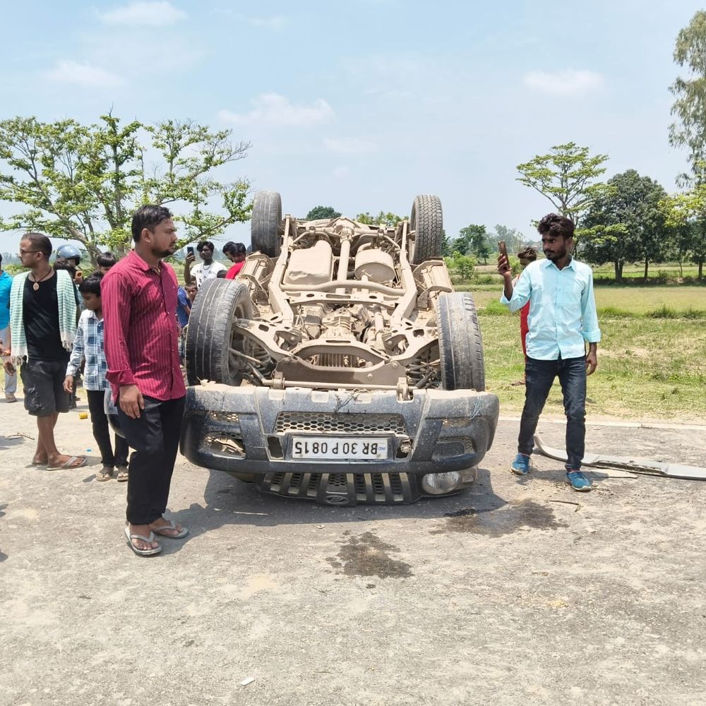 नेपाल से लौट रही श्रद्धालुओं की स्कॉर्पियो पलटी:सीतामढ़ी में 6 लोग घायल, 3 महिलाओं की हालत गंभीर, इंडो-नेपाल पथ पर मची अफरा-तफरी