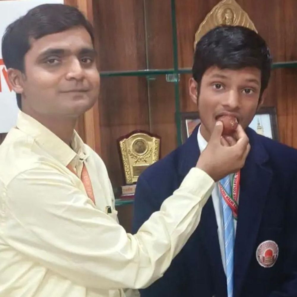 क्वींस कॉलेज के प्रिंसिपल का ट्रांसफर:वाराणसी से चित्रकूट भेजे गए, 10वीं के छात्र सूर्यदीप के टॉपर बनने पर रोए थे