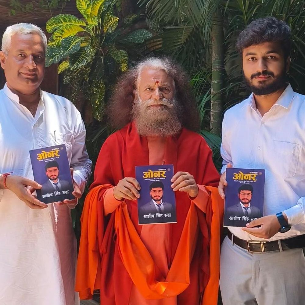 पुस्तक ‘द वायरल ओनर’ को मिला संतों का आशीर्वाद:संतों ने सराहा मेरठ के युवा लेखक आशीष सिंह रुद्रा का अभियान