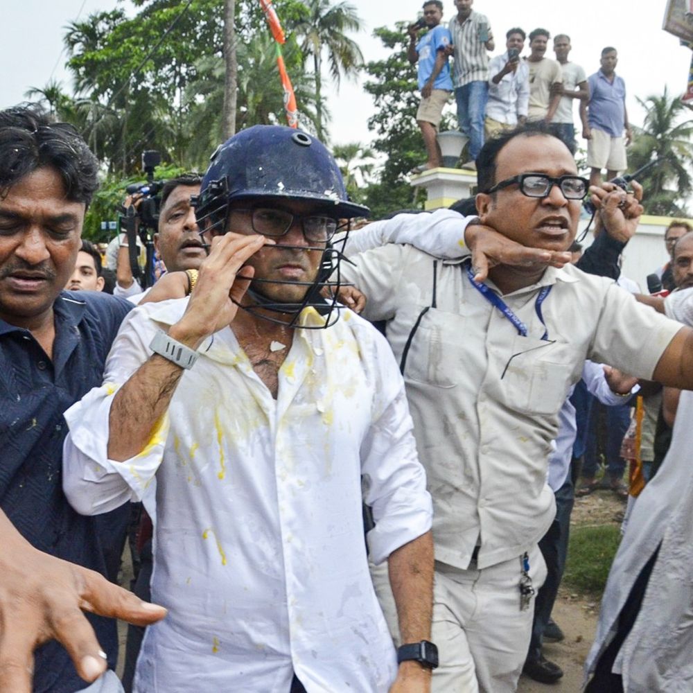 बंगाल में अभिषेक बनर्जी पर हमले की 12 तस्वीरें:भीड़ ने अंडे-पत्थर फेंके, शर्ट फाड़ी, चोर-चोर के नारे लगे; हेलमेट पहनाकर बचाया गया