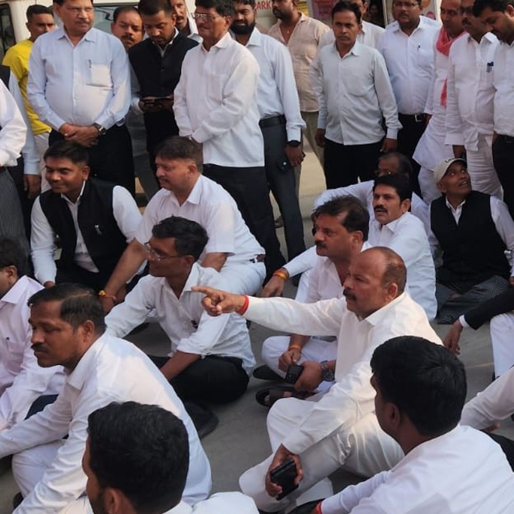 लखनऊ में जिला पंचायत सदस्य को पुलिस ने पकड़ा, हंगामा:सपाई और वकीलों ने 2 घंटे तक कोतवाली में किया प्रदर्शन, शांति भंग में कार्रवाई