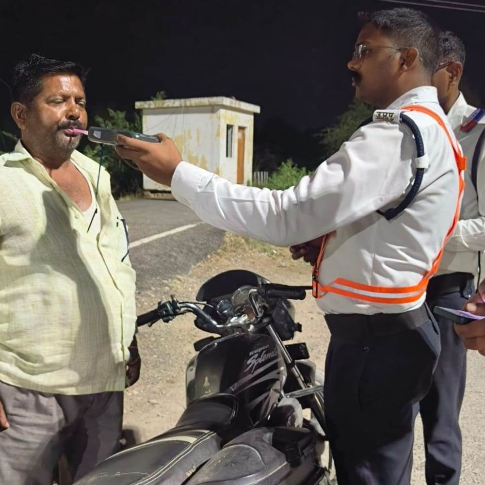 अमेठी में सड़क हादसे रोकने को पुलिस की नाइट चेकिंग:गौरीगंज टोल प्लाजा पर ब्रेथ एनालाइजर से ड्राइवरों की जांच, कार्रवाई