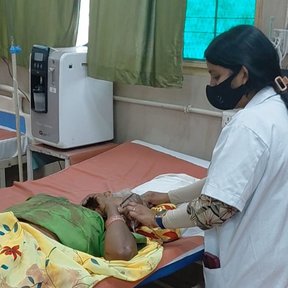 फर्रुखाबाद में कार ने बाइक को टक्कर मारी:मां-बेटा घायल, महिला की हालत गंभीर, हायर सेंटर रेफर, इटावा-बरेली हाईवे पर