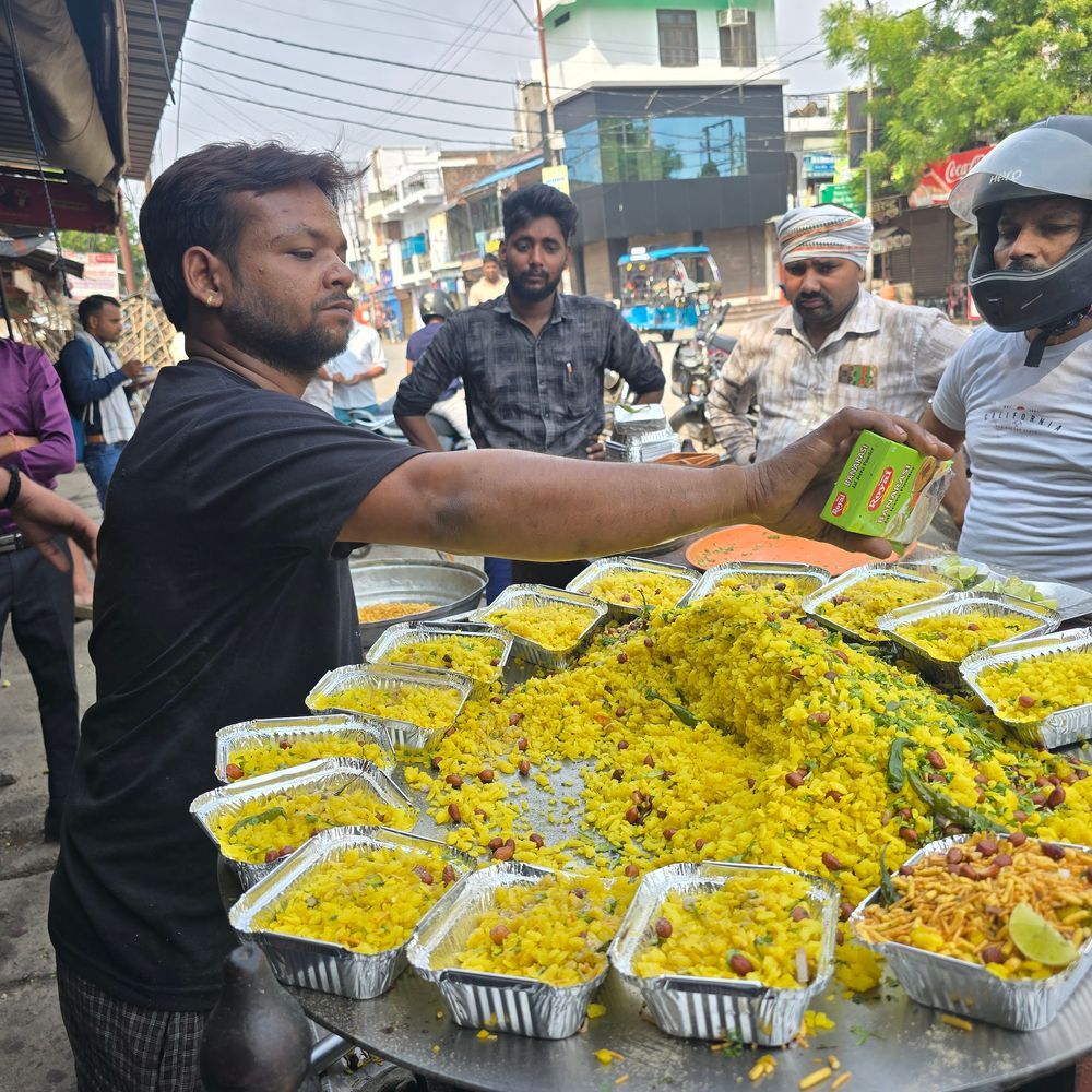 कानपुर देहात में कमर्शियल गैस सिलेंडर के दाम बढ़े:खाने-पीने की चीजें महंगी, कारोबारियों की बढ़ी चिंता