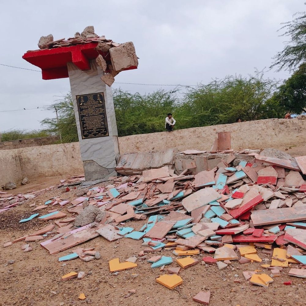 मेड़ता क्षेत्र में अंधड़ ने पहुंचा नुकसान:सरकारी स्कूल का द्वार और पक्षीघर गिरा, 24 पोल और 3 ट्रांसफॉर्मर धराशायी