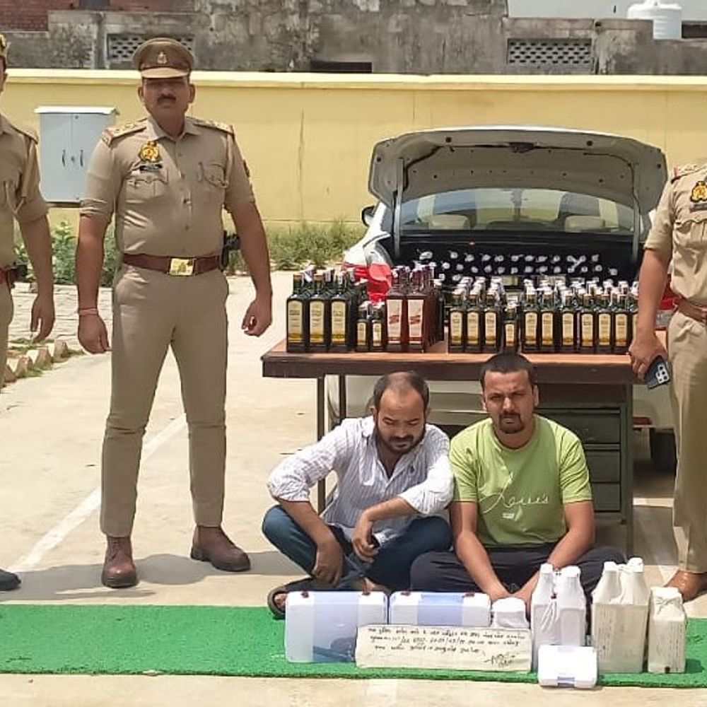 फिरोजाबाद पुलिस 6 लाख की शराब पकड़ी, दो तस्कर गिरफ्तार:स्विफ्ट डिजायर से तस्करी, दो तमंचे-कारतूस बरामद