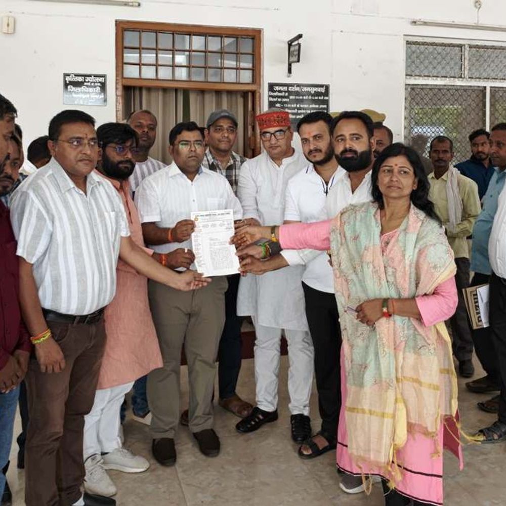 व्यापारियों ने बंद वाटर एटीएम, शौचालयों पर जताया आक्रोश:बस्ती में डीएम को 7 सूत्रीय ज्ञापन सौंपकर तत्काल कार्रवाई की मांग