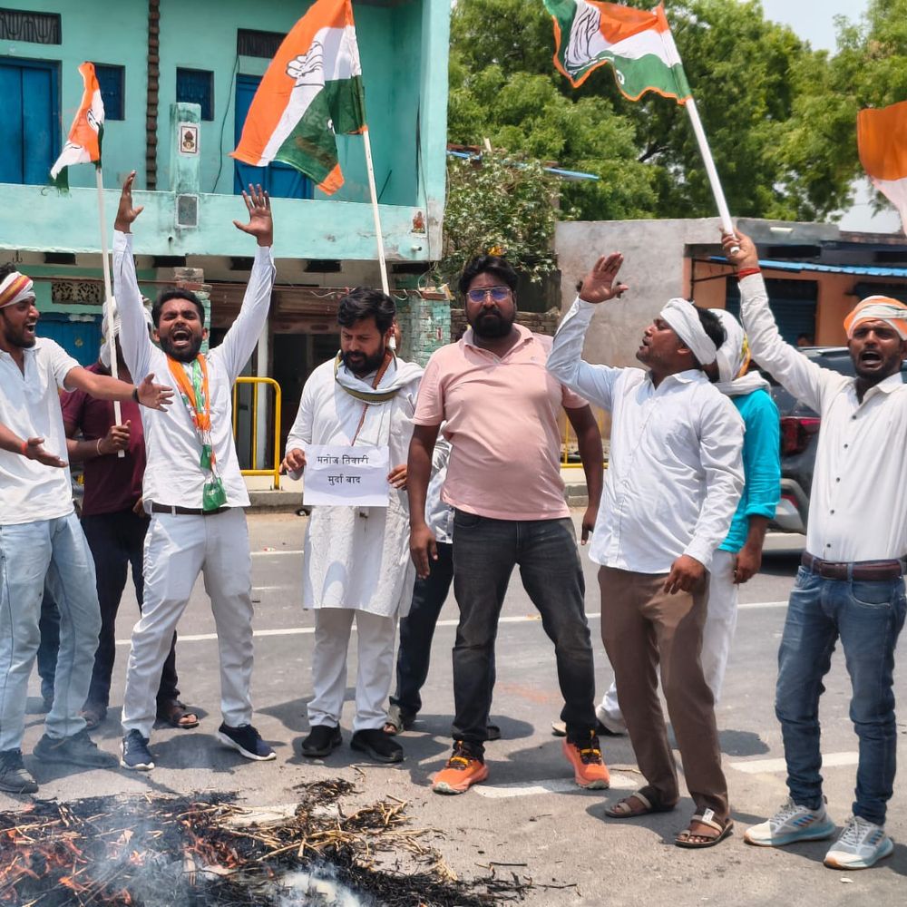 कांग्रेसियों ने भाजपा सांसद मनोज तिवारी का पुतला फूंका:भदोही में राहुल गांधी पर टिप्पणी के विरोध में कार्यकर्ताओं का प्रदर्शन