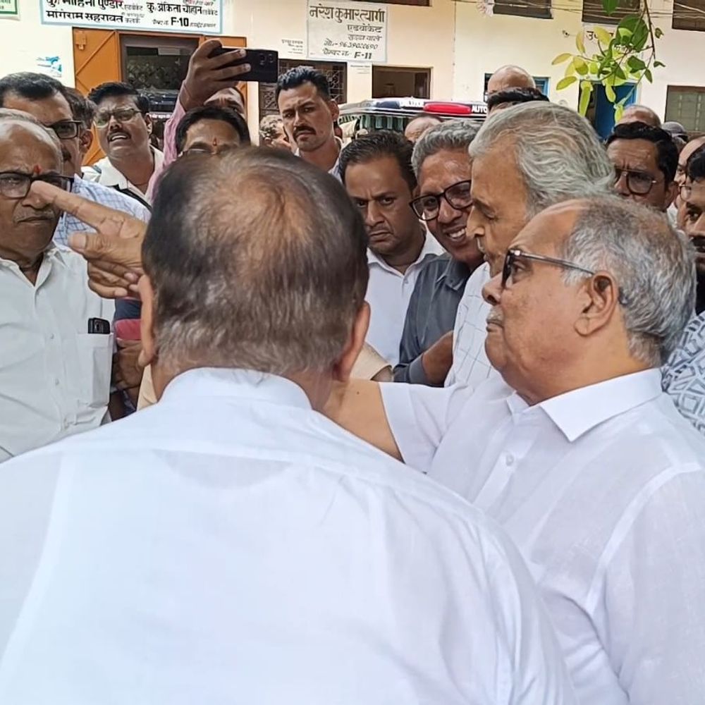 वाटर कूलर के उद्घाटन पर कचहरी में विरोध:मुजफ्फरनगर में कार्यक्रम टला, बार संघ का नाम न लिखे जाने पर भड़के
