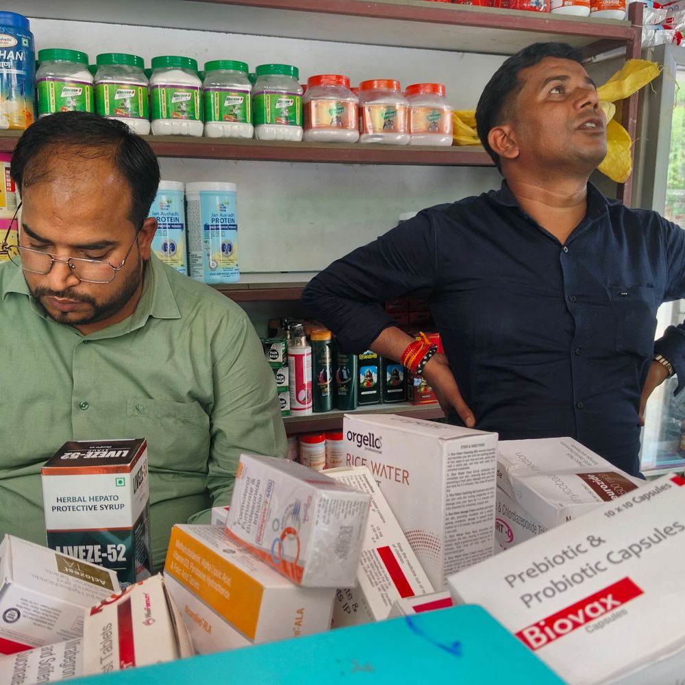 बलिया में जन औषधि केंद्र पर छापा:ड्रग विभाग ने 28 प्रकार की दवाएं जब्त कीं, कीमत डेढ़ लाख