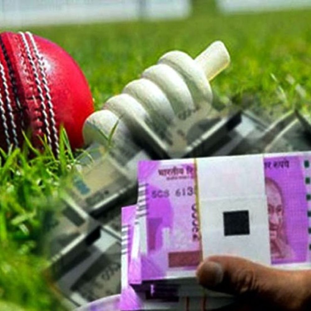 वाराणसी के फ्लैट से IPL पर 25 करोड़ का सट्‌टा:देर रात दरवाजा तोड़कर घुसी SOG, मुंबई के 9 बुकी सहित 11 गिरफ्तार
