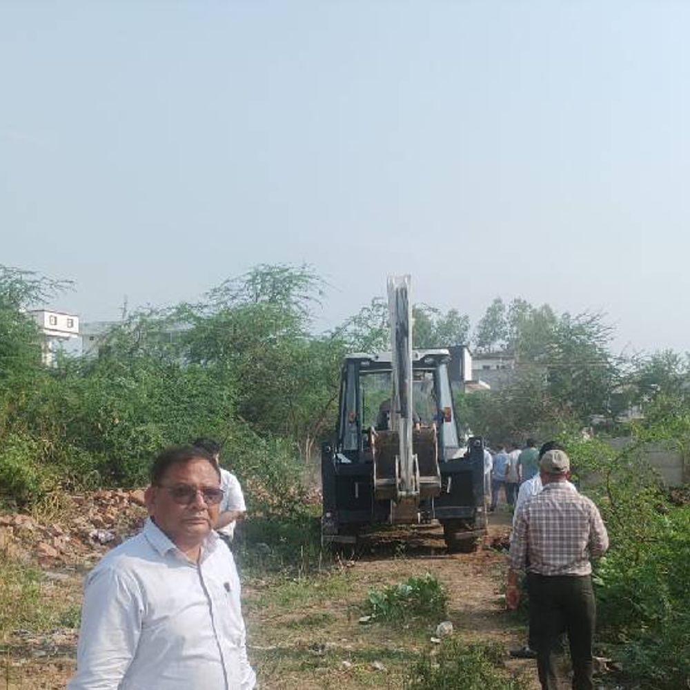 लखनऊ नगर निगम ने करोड़ों की जमीन से अतिक्रमण हटाया:तिवारीपुर में चला बुलडोजर, अवैध प्लॉटिंग की गई ध्वस्त