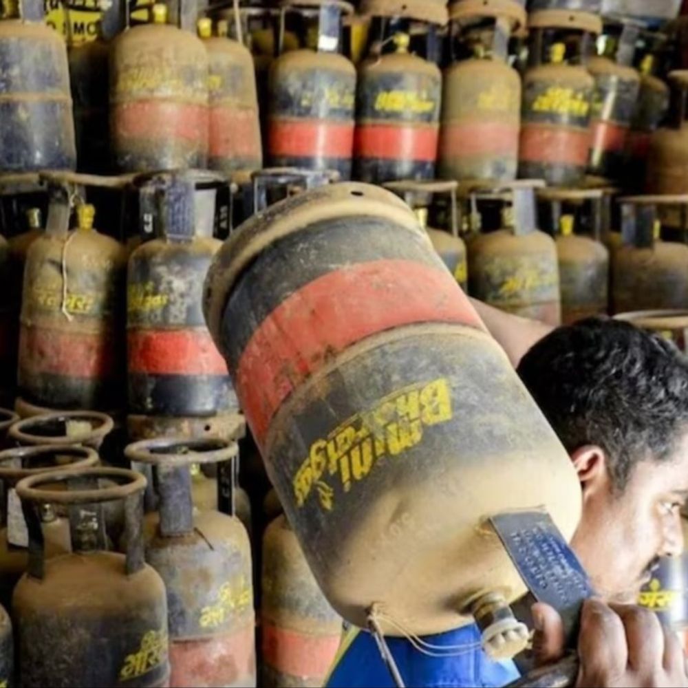 कमर्शियल LPG सिलेंडर के दाम ₹42 बढ़े:दिल्ली में कीमत ₹3113 हुई; 5 किलोग्राम का एफटीएल सिलेंडर भी ₹11 महंगा