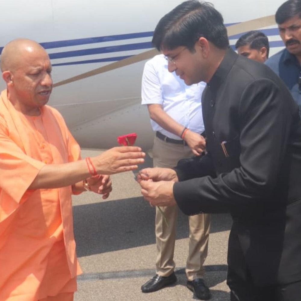 मुरादाबाद में उतरा सीएम योगी का चार्टर्ड प्लेन:भदासना एयरपोर्ट पर जनप्रतिधियों-अधिकारियों संग मीटिंग; हेलीकॉप्टर से बिजनौर रवाना हुए