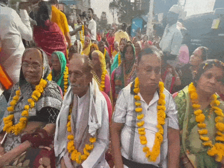 वरिष्ठ नागरिकों की मौजूदगी में मनाया मातृ-पितृ भक्ति दिवस:भोपाल में पिता की स्मृति में सेवा, मंत्री विश्वास सारंग ने बुजुर्गों के पांव पखारे