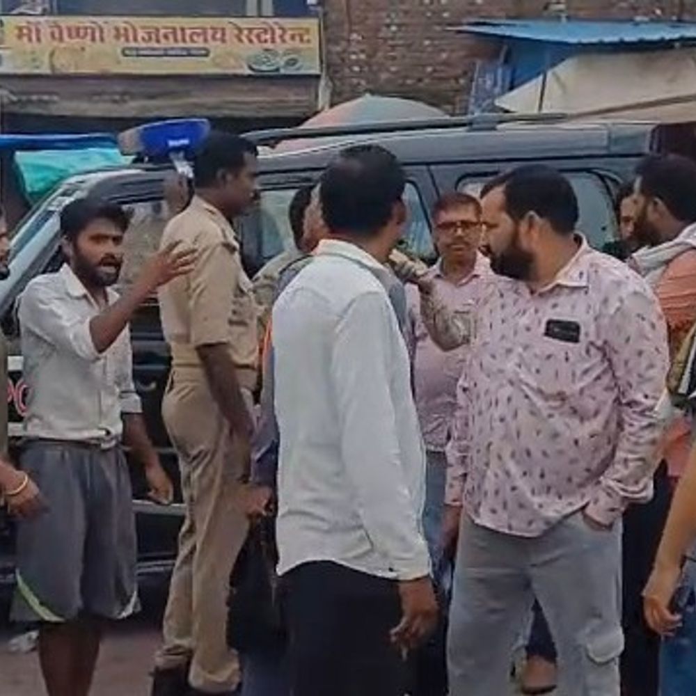बस स्टैंड के पास चालक ने रेहड़ी वाले को पीटा:डायल 112 पुलिस पहुंची, रोडवेज कर्मियों से भी हुई कहासुनी