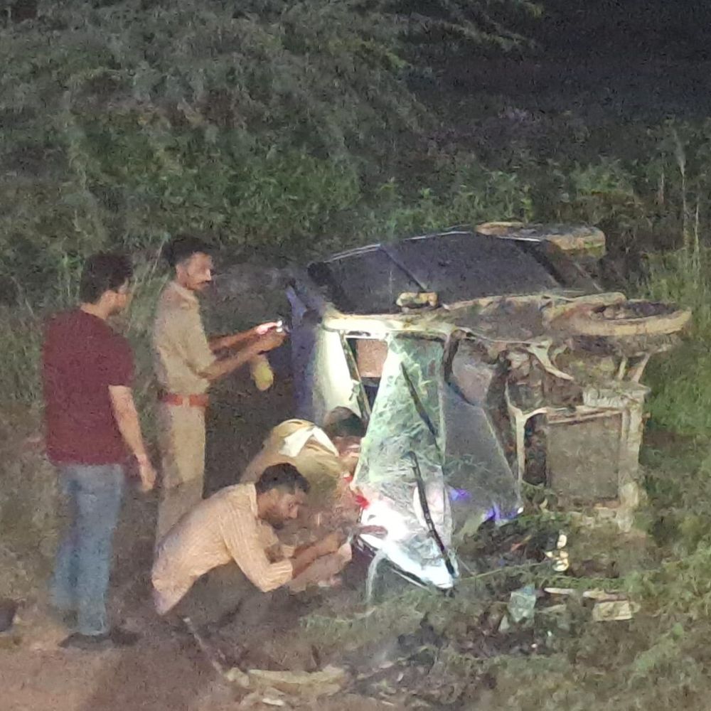 कार ने दो को मारी टक्कर, एक की मौत:बीघापुर हाईवे पर प्रकाश ढाबा के पास हुआ हादसा, दूसरा गंभीर घायल कानपुर रेफर