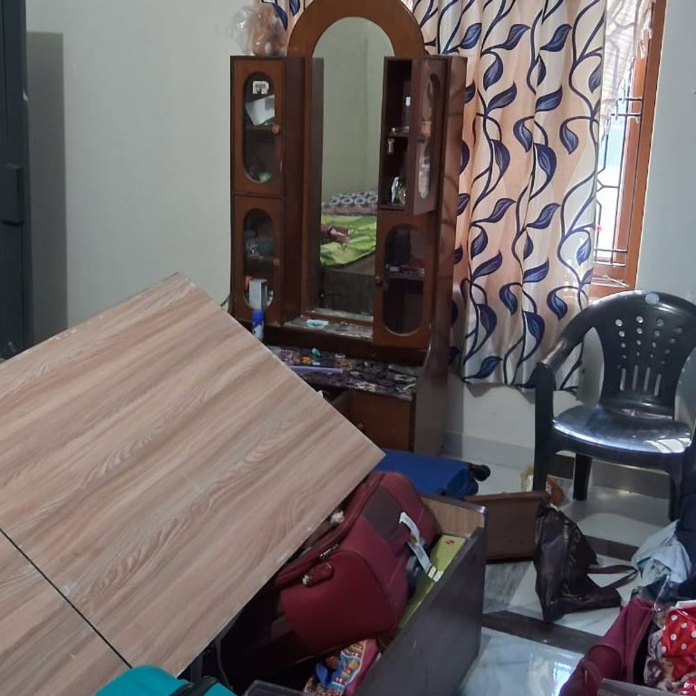 वाराणसी के बंद घर में 3 लाख का समान गायब:गेट का कुंडा तोड़कर घर में घुसे चोर, पुलिस मामले की जांच में जुटी