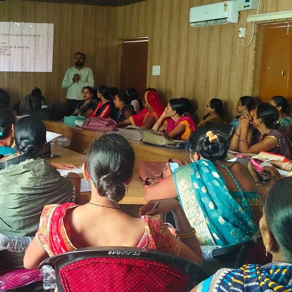 मिठौरा ब्लॉक में बाईस्टैंडर इंटरवेंशन प्रशिक्षण कार्यक्रम आयोजित:महिलाओं को यौन उत्पीड़न में सुरक्षित हस्तक्षेप के 5D तरीके सिखाए गए