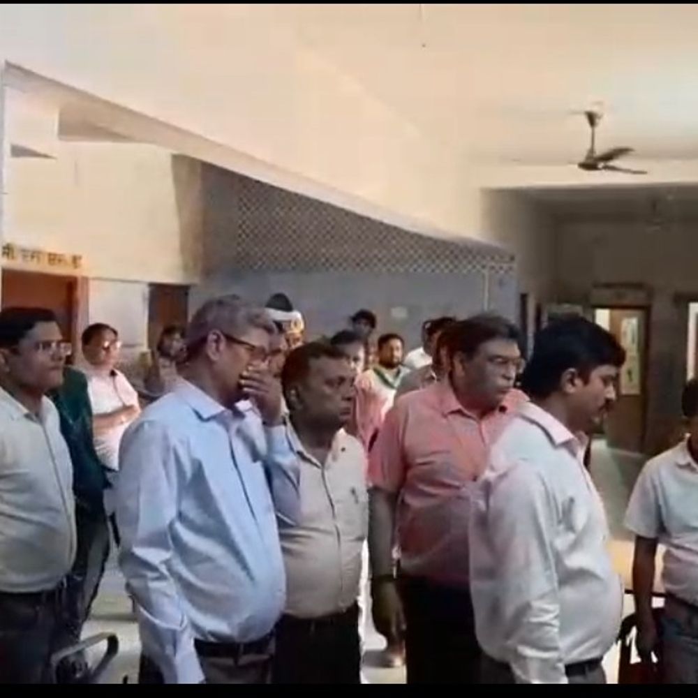 एटा डीएम ने सीएमओ कार्यालय का किया निरीक्षण:व्यवस्थाओं में कमी मिलने पर जताई नाराजगी, सुधार के दिए निर्देश