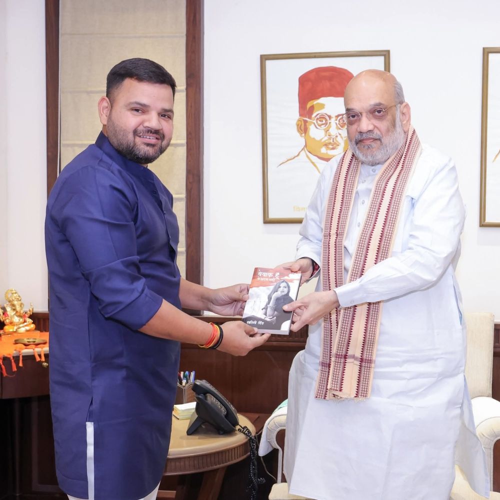 अमित शाह से मिले कैसरगंज सांसद करण भूषण सिंह:बहन शालिनी सिंह की लिखी किताब बेबाक हूं बेअदब नहीं पुस्तक भेंट किए