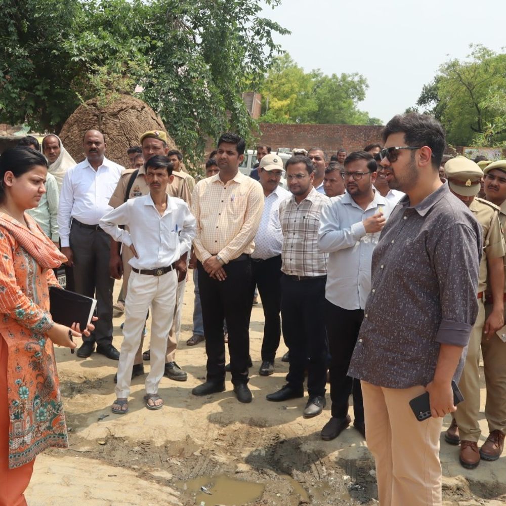 हरदोई डीएम ने कछुआ तालाब का निरीक्षण किया:गंदगी पर चिंता जताई, सौंदर्यीकरण और संरक्षण के दिए निर्देश