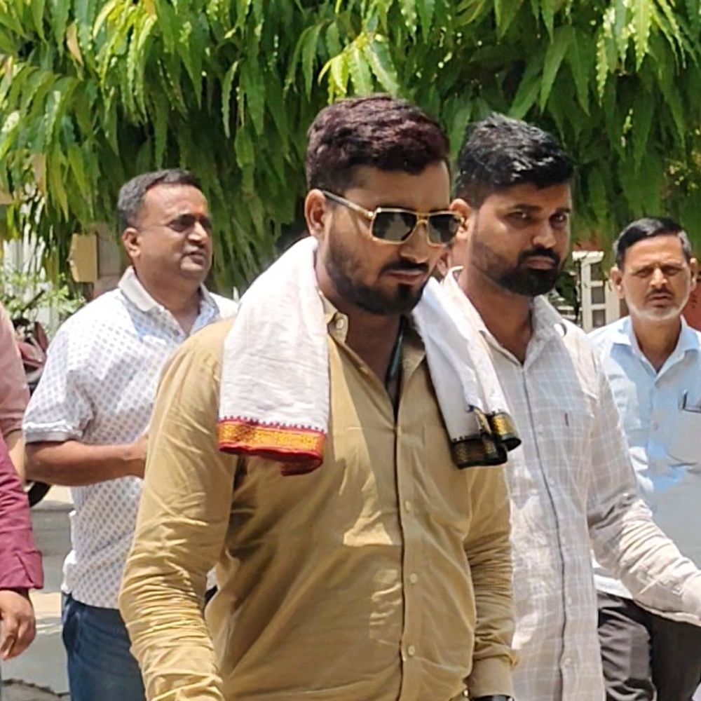 सीतापुर में सभासद पर FIR के विरोध में प्रदर्शन:भ्रष्टाचार की शिकायत करने पर ईओ ने दर्ज कराया FIR, DM ने निष्पक्ष जांच का दिया आश्वाशन
