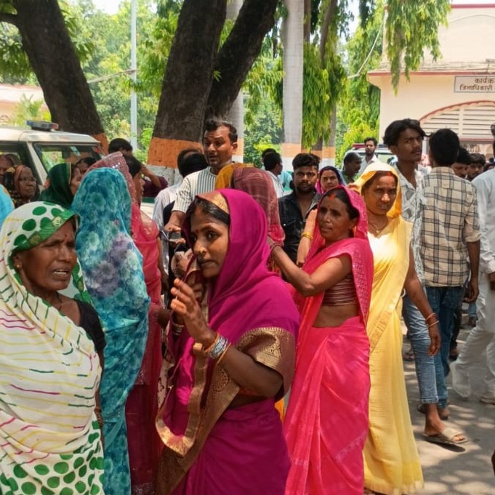देवरिया में नाली निर्माण, जल निकासी को ग्रामीणों का प्रदर्शन:कलेक्ट्रेट पहुंचकर जिलाधिकारी से की स्थायी समाधान की मांग