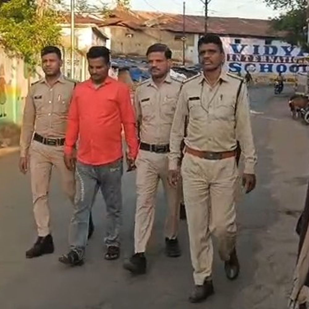 विदिशा पुलिस ने अड़ीबाज बदमाश का निकाला जुलूस:मंडी में व्यापारियों से मारपीट और वसूली का था आरोप
